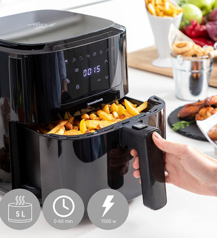 InnovaGoods Fryinn Balance 5000 black air fryer with stainless steel basket, 1500W, 5L capacity for home cooking.