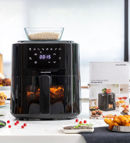 InnovaGoods Fryinn Balance 5000 black air fryer with a stainless steel basket, 1500W, 5L capacity for home cooking.
