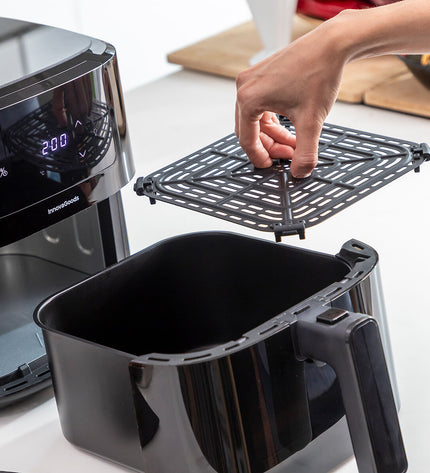 InnovaGoods Fryinn Balance 5000 black air fryer with stainless steel basket, 1500W, 5L capacity, compact kitchen appliance.