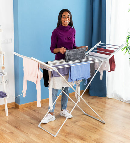 InnovaGoods electric foldable drying rack with winged design, 230W motor, black finish, perfect for kitchen and laundry storage.