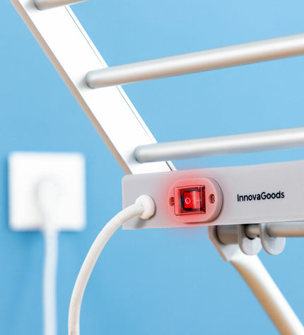 Elektrische opvouwbare droogrek met vleugels van InnovaGoods, 230W, voor huis en koken, opslag en organisatie, in gebruik.