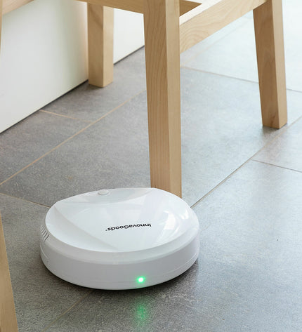 InnovaGoods slimme robotstofzuiger die schoonmaakt met roterende borstels en grote wielen voor vloeren en vloeronderhoud.
