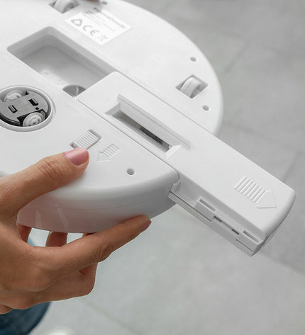 InnovaGoods slimme robotstofzuiger voor huis schoonmaken, met ronde vorm en sensor, op vloer in woonkamer