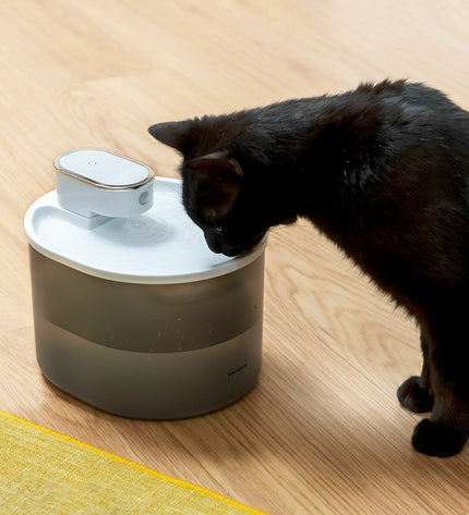 InnovaGoods refillable water fountain with sensor for cats, featuring a sleek design and water flow to keep cats hydrated.