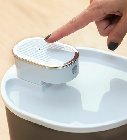 InnovaGoods rechargeable cat water fountain with sensor, featuring a sleek design and water flow for cats' hydration needs