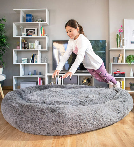 Large grey human dog bed by InnovaGoods, cozy and spacious for comfortable lounging, designed for home use.