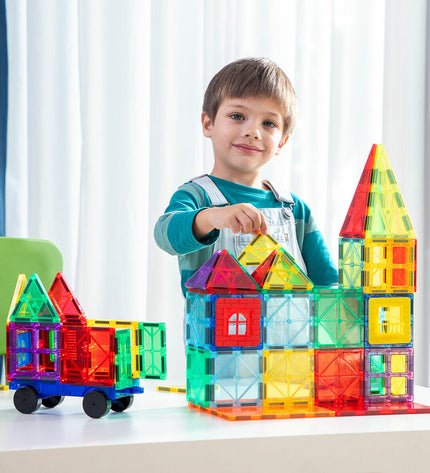 Colorful magnetic 3D building blocks set by InnovaGoods with 57 pieces for creative play and educational fun.