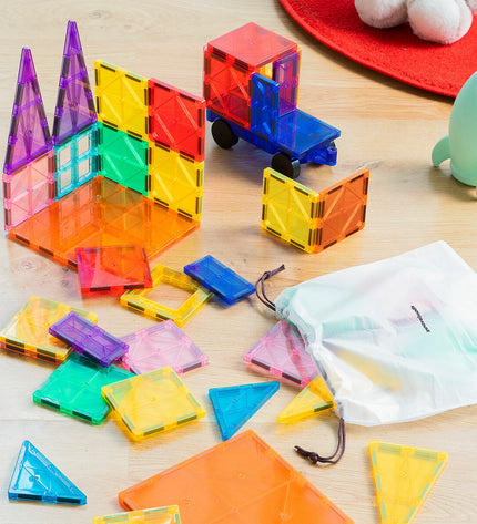 InnovaGoods Magoks magnetic 3D building blocks set with 57 pieces, colorful plastic construction toys for creative play.