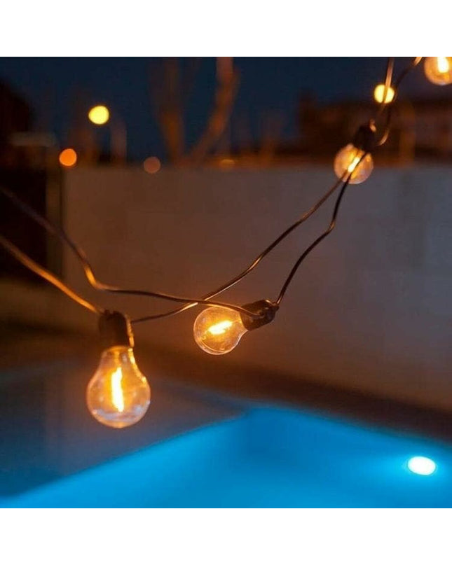 LED-lichtkrans New Garden Allegra 8m outdoor garden decoration with 10 white and black solar-powered lights on a garden setting