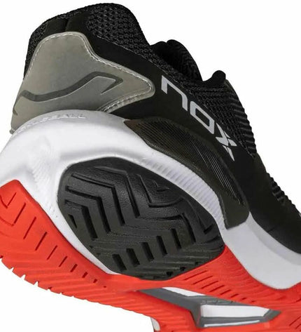 Adult Nox Sport Nexo tennis padelschoenen in zwart, designed for outdoor sport and tennis activities.