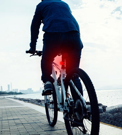 Front view of TM Electron LED fietslamp for sport and outdoor cycling, showcasing bright white LED light and durable mounting bracket.