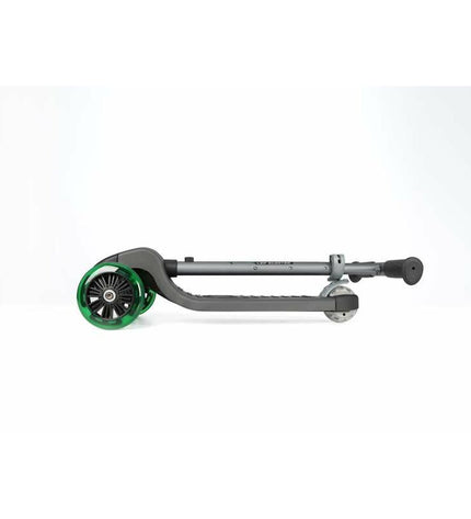 Ociotrends Eco Future scooter with three green wheels, suitable for urban mobility and outdoor sports, featuring a sturdy design.