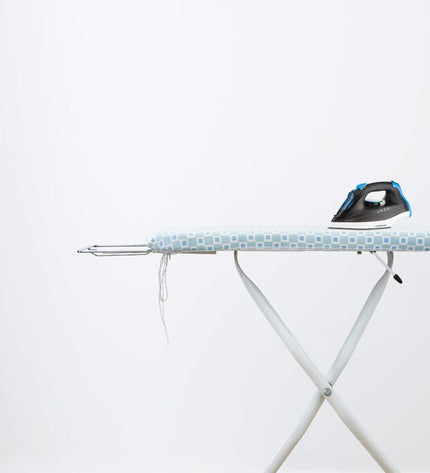 Blaupunkt BP5004 black steam iron with 2600W power, shown with ergonomic handle and water reservoir for household ironing.