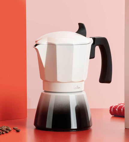 JATA Italiaanse koffiepot HCAF2409 in crème aluminium with nine coffee cups, perfect for brewing traditional Italian espresso.
