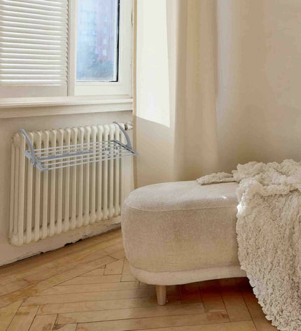 JATA Waslijn for household drying and storage, featuring sturdy cord and hooks for outdoor or indoor use.