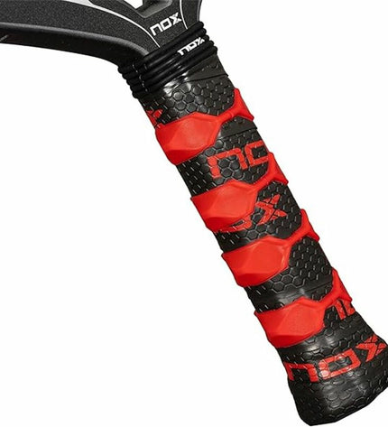 Nox Sport Nerbo Zwart pickleball paddle with black carbon fiber surface, designed for outdoor paddle tennis play.