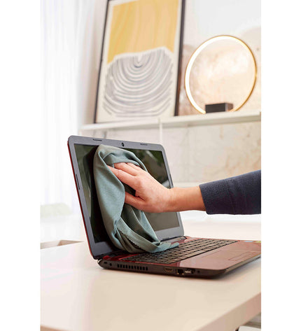 Green microfiber cloth for household cleaning, measuring 50x40 cm, ideal for kitchen, home care, and cleaning tasks.
