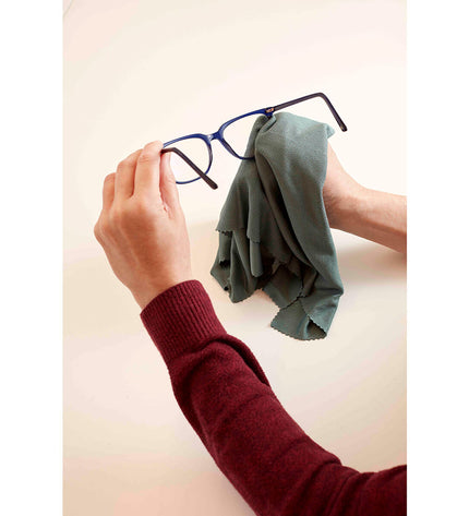 Green microfiber cloth measuring 50x40 cm, ideal for home cleaning and household chores, shown in the image.