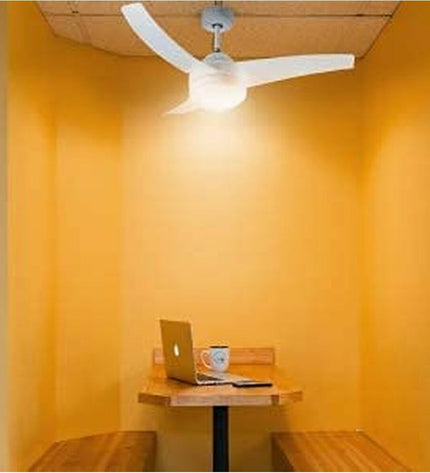 Universal Blue MISTRAL 3042 ceiling fan with 60W motor, 106 cm diameter, suitable for home and cooling applications.