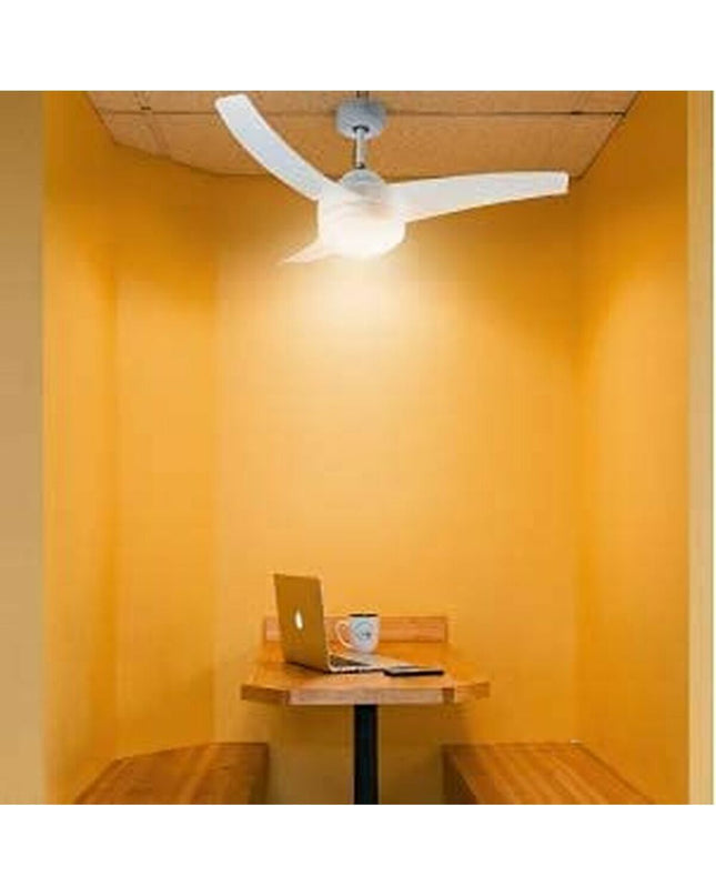 Universal Blue MISTRAL 3042 ceiling fan with 60W motor, 106 cm diameter, suitable for home and cooling applications.