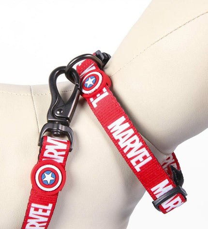 Marvel hondenhalsband M/L, stevige hondenaccessoire met Marvel-thema, zichtbaar in close-up detail.