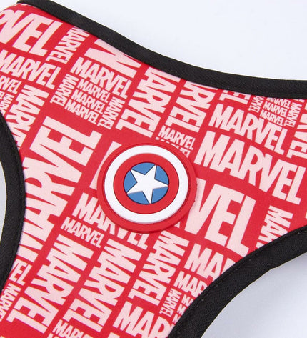 Marvel Hondentuigje M/L, adjustable dog harness with Marvel design, made for medium to large dogs, shown on a pet.