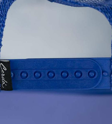 Stitch dames pet in sport and outdoor style, suitable for camping and hiking, shown in a natural outdoor setting.