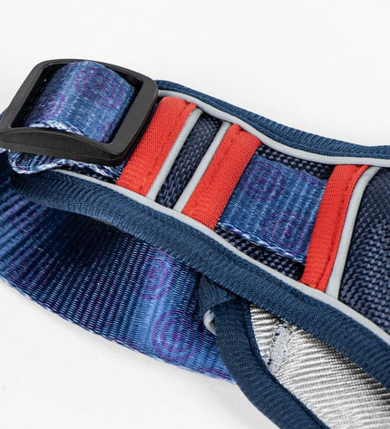 Marvel Hondentuigje met verstelbare banden en Marvel logo, geschikt voor comfortabele hondenhalsbanden en wandelingen.