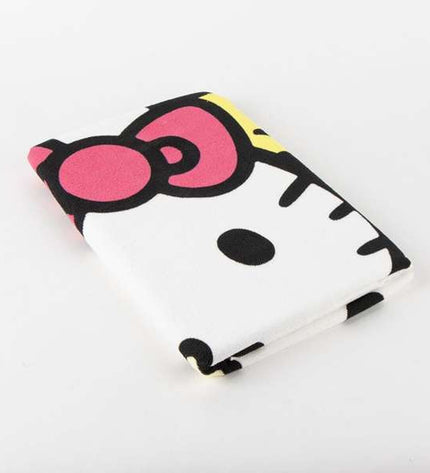 Pink Hello Kitty bath towel with printed character design, 70x140 cm, soft and cozy for children’s bath time.