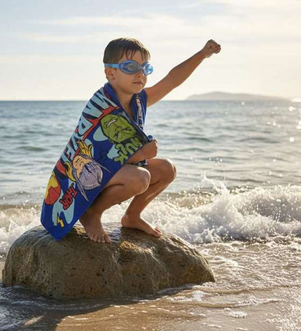 The Avengers strandhanddoek featuring superhero characters in vibrant colors, ideal for bath and beach use