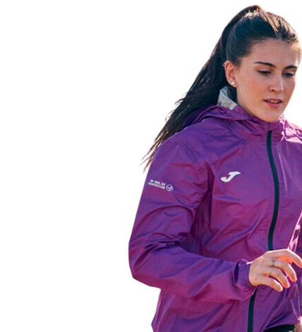 Joma Sport Regenjas R-City Iconic in paars, lightweight waterproof jacket for outdoor activities and urban wear.