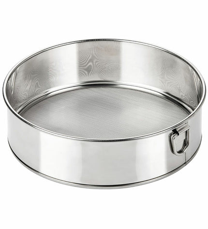 Stainless steel sieve Tescoma Delicia, 18 cm diameter, used for baking and cooking in the kitchen.
