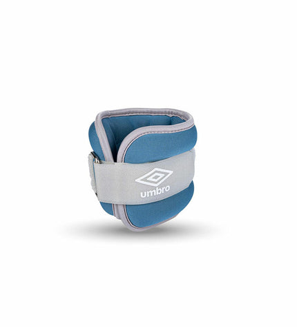 Pair of Umbro 500g blue Enkelgewichten for fitness and outdoor workouts, showing two lightweight weights with handles.