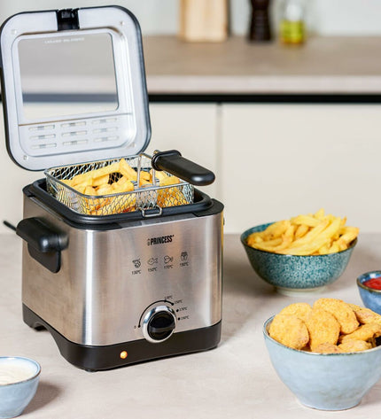 Princess mini fryer in stainless steel with 1000W power and 1.5L capacity, suitable for home cooking and small electric appliances.