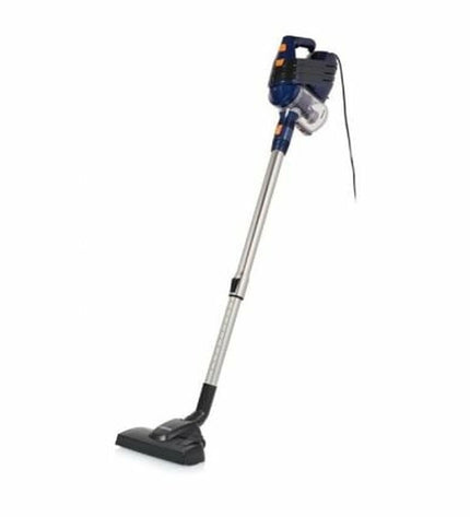Tristar SZ-2318 steel stofzuiger with 600W power, shown upright with vacuum hose and attachments for home cleaning.