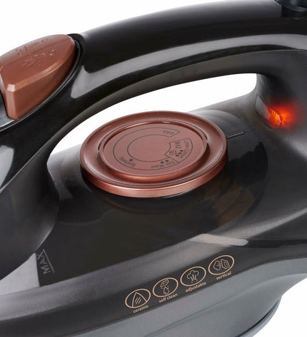 Princess Stoomijzer 01.322890.01.001 black steam iron with 2600W power, positioned on a white surface.