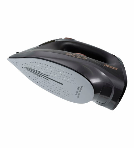 Princess Stoomijzer 01.322890.01.001 black steam iron with 2600W power, shown from a front angle with cord and control panel.