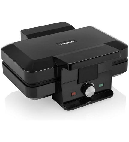 Tristar WF-1165 black waffle maker with 1000W power, compact kitchen appliance for making waffles.