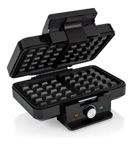 Tristar WF-1165 black waffle maker with 1000W power, compact kitchen appliance for making waffles at home.