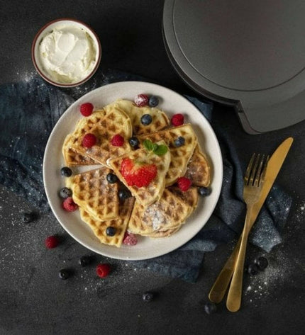 Princess Wafelmaker 132380 in zwart en zilverkleurig staal, compact elektrische apparaat voor het maken van wafels.