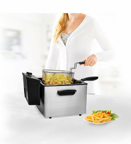 Princess frituurmachine in grijs en zilverkleurig met 5L capaciteit, compact elektrische apparaat voor thuisfrituren.