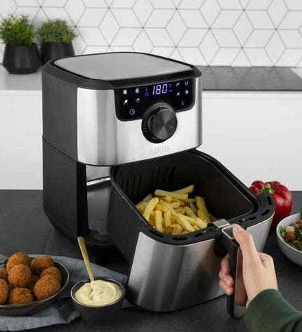 Princess luchtfriteuse in zwart en zilverkleur, 4.5L capaciteit en 1500W vermogen, compact keukenapparaat voor het bakken en frituren.