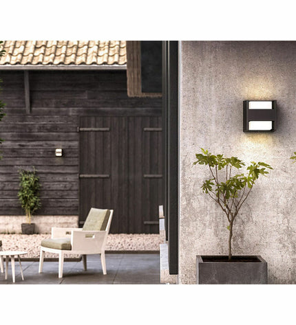 Philips outdoor LED garden wall light in anthracite aluminum, 4.5W, warm white 4000K, 800 lumens, decorative exterior lighting.