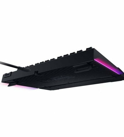Razer BlackWidow V4 gaming headset with built-in microphone, plug-and-play design, for consoles and electronic gaming setups.