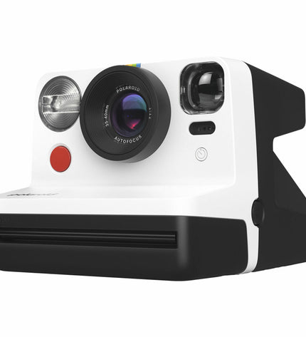 Polaroid Instant Fotocamera with compact design, black body, and lens, measuring approximately 11.2 x 9.4 x 15 cm.