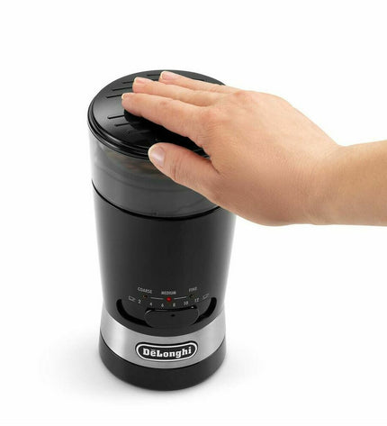 DeLonghi KG210 zwarte elektrische koffiemolen voor huis en koken, met conische messen en compact ontwerp