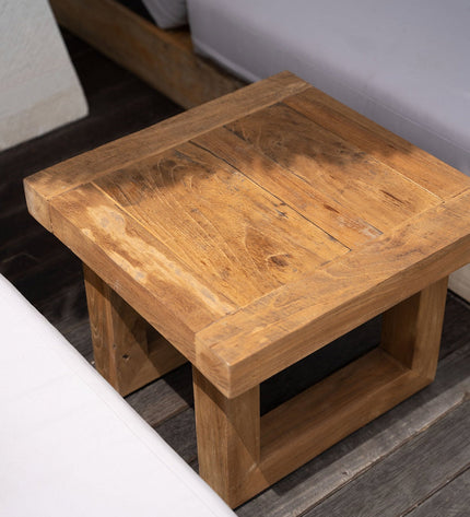 De bijzettafel van gerecycled teakhout - naturel