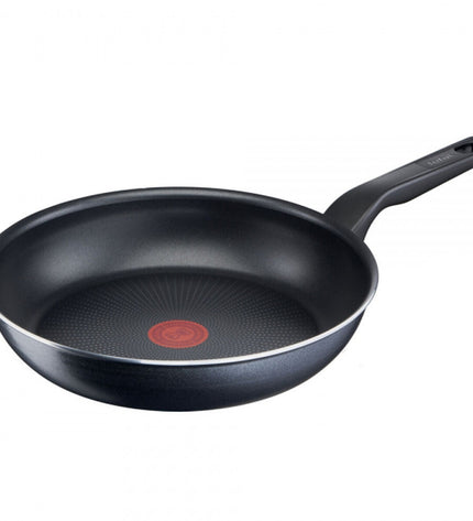Tefal XL FORCE black aluminium frying pan with 32cm diameter, ideal for home cooking and kitchen use.
