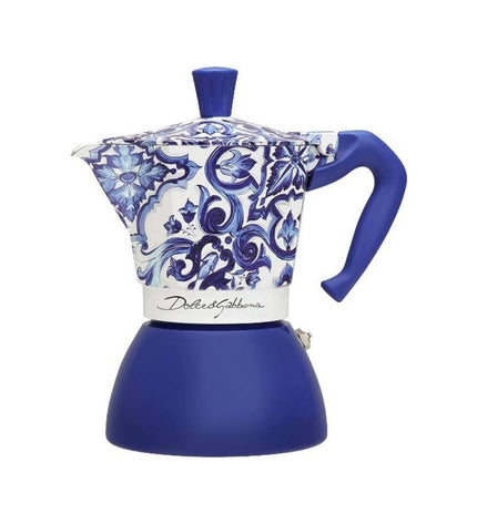 Blue Bialetti D&G MEDI 6-tassen Italiaanse koffiepot for brewing espresso, shown with six coffee cups in a kitchen setting.