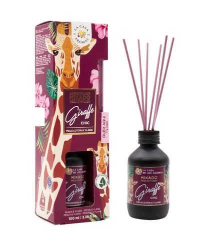La Casa de los Aromas Giraffe Chic Perzik Ylang Ylang parfum sticks in a 100 ml decorative jar, showcasing elegant house decor.